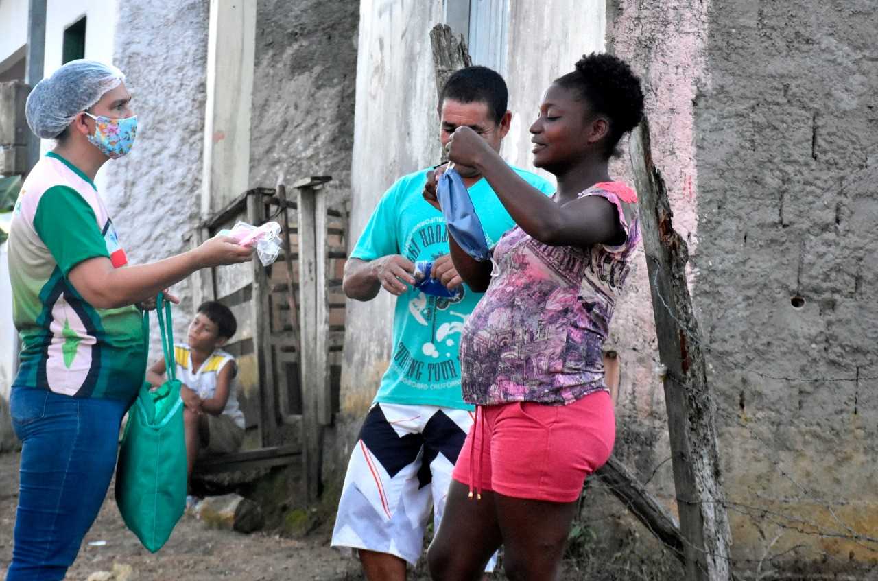 Camacã: Famílias do Assentamento Nova Ipiranga recebem cesta básicas e máscaras